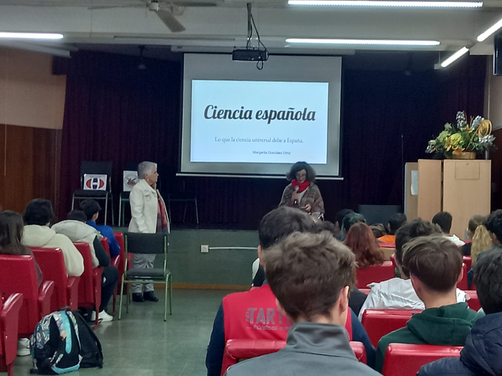 Foto de la presentación de la charla sobre ciencia española.